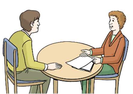 Zwei Menschen sitzen an einem Tisch. Eine Person wird von der anderen Person beraten.